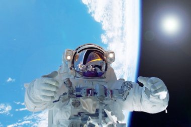 Astronot uzayda dünyanın arka planına karşı. Bu görüntünün unsurları Nasa tarafından döşenmiştir