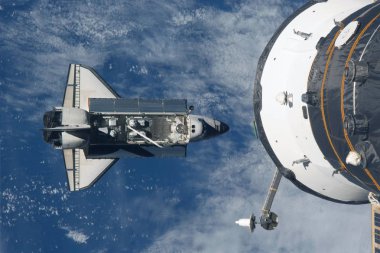Uzay mekiği uzay istasyonunun altında niçin uçuyor. Bu görüntünün unsurları Nasa tarafından döşenmiştir