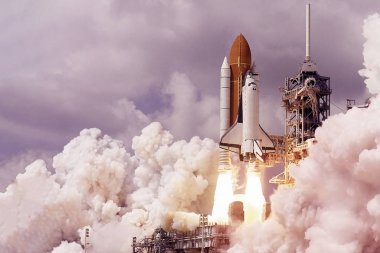 Uzay mekiğinin fırlatılması. Ateş ve dumanla. Yıldızlı gökyüzünün arka planına karşı. Bu görüntünün unsurları Nasa tarafından döşenmiştir