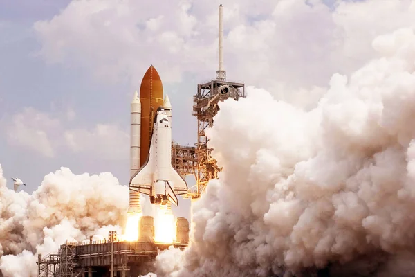 Il lancio dello Space Shuttle. Con fuoco e fumo. Sullo sfondo del cielo stellato. Elementi di questa immagine sono stati forniti dalla NASA — Foto Stock