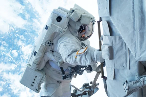 Astronaut i yttre rymden skjuter jorden. Delar av denna bild möblerades av NASA — Stockfoto