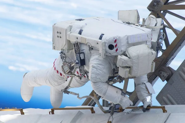 Astronauta atado en el espacio exterior en una estación espacial. Elementos de esta imagen fueron proporcionados por la NASA —  Fotos de Stock