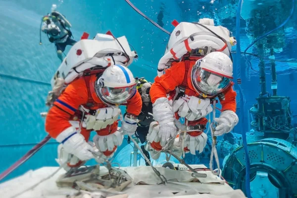 Havuzda kozmonot eğitimi, uzay giysisi. Bu görüntünün unsurları Nasa tarafından döşenmiştir