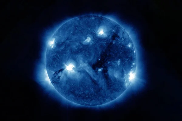 Nötron yıldızı, pulsar. Karanlık bir arka planda. Bu görüntünün unsurları Nasa tarafından döşenmiştir