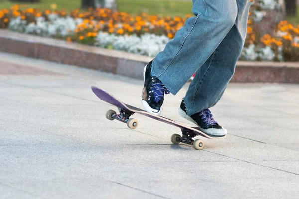 Männerbeine, auf dem Skateboard, mit Tricks. — Stockfoto