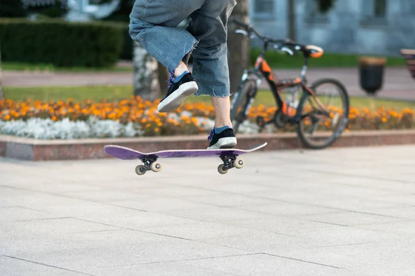 スケートボード上の男性の足、トリック付き. — ストック写真