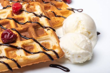 Dondurma, çikolata ve kirazlı Viyana waffleları. Yakın plan..