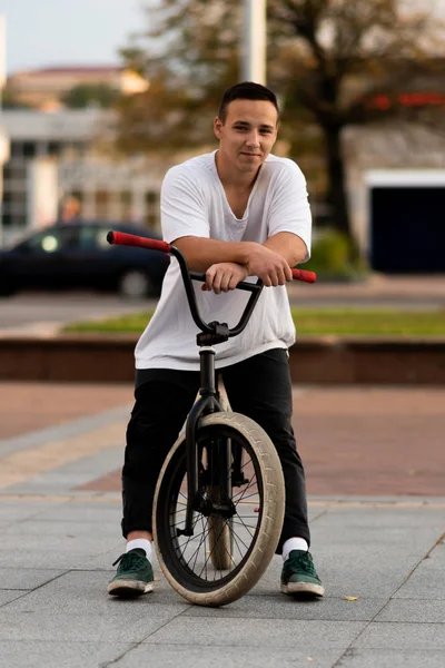 Bmxバイクの若い男、楽しみにして. — ストック写真