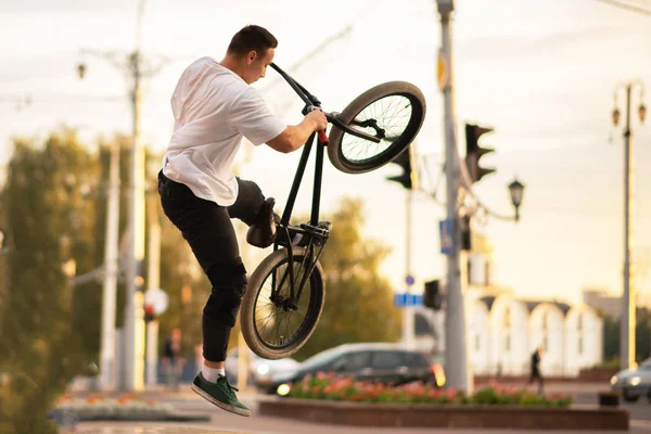 Chlápek ve vzduchu s motorkou Bmx. — Stock fotografie