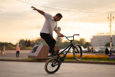 Adam Bmx 'e dublörlük yapıyor, arka tekerde duruyor..