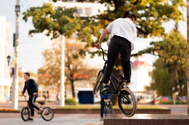 Adam Bmx 'e bir gösteri yapıyor, zıplıyor..