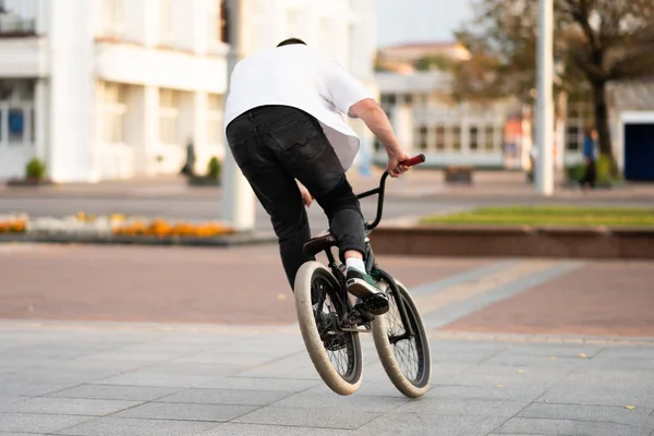 Chlápek na kole Bmx předvádí trik na předním kole. — Stock fotografie