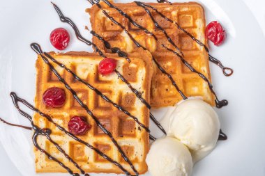 Dondurma, çikolata ve kirazlı Viyana waffleları. Yakın plan. Arkaplan