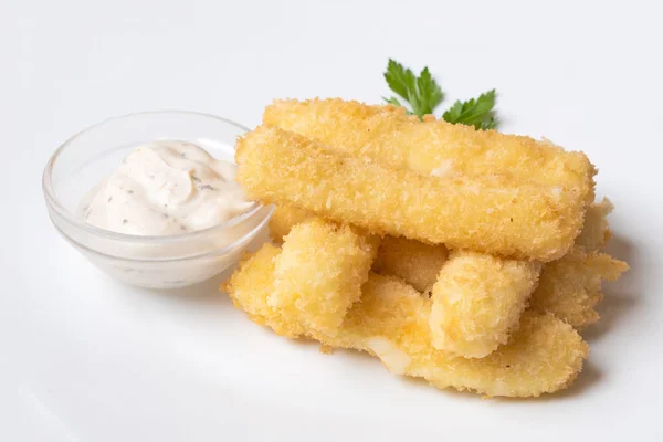 Bâtonnets de fromage panés, avec sauce et herbes, sur un plateau. Gros plan . — Photo