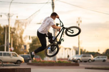 Bmx 'teki adam bir numara yapıyor ve siperden atlıyor..