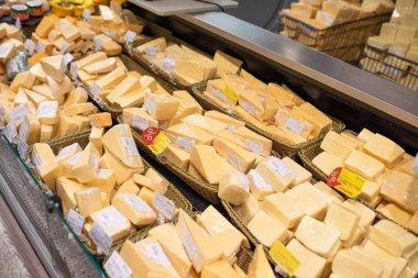 Minsk, Belarus - 27 Eylül 2019: Çeşitli peynirli süpermarket