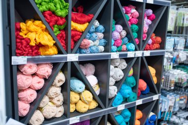 Minsk, Belarus - 27 Eylül 2019: Süpermarkette örgü örmek için çeşitli ipliklerle dolu bir tezgah.