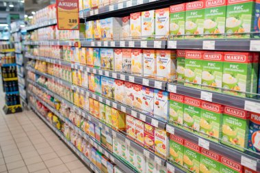 Minsk, Belarus - 27 Eylül 2019: Süpermarkette çeşitli mısır gevrekleriyle sayım.