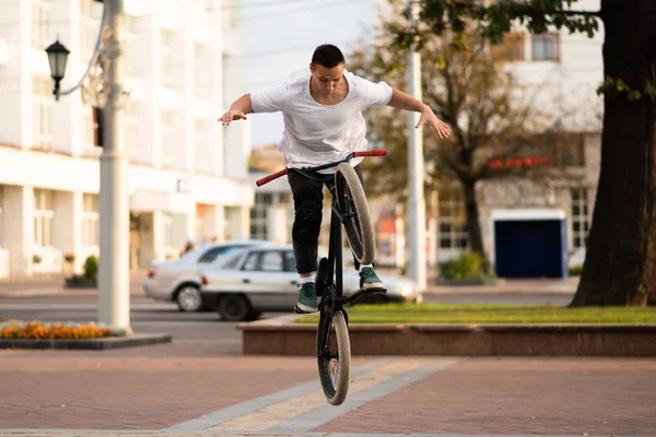 Der Typ auf dem BMX-Rad lässt beim Sprung die Hände los. — Stockfoto