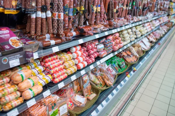 Minsk, Bielorrusia - 27 de septiembre de 2019: Contador de supermercados con varias salchichas y carne —  Fotos de Stock