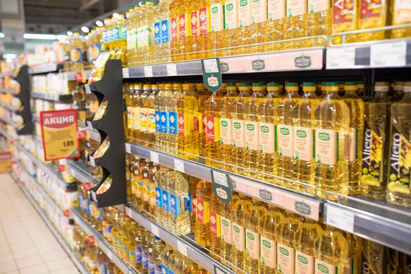 Minsk, Bielorrusia - 27 de septiembre de 2019: Contador de supermercados con varios aceites vegetales —  Fotos de Stock