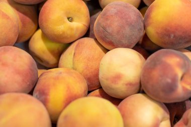 Süpermarkette taze şeftali, arka plan dokusu.