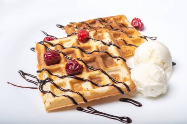 Dondurma, çikolata ve kirazlı Viyana waffleları. 