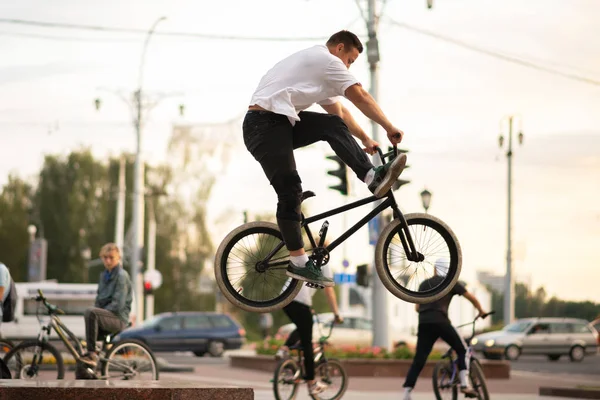 男はパラペットからBmxにジャンプします。. — ストック写真