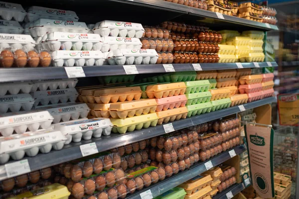 Minsk, Belarus - 27 Eylül 2019: Çeşitli yumurtaları olan süpermarket