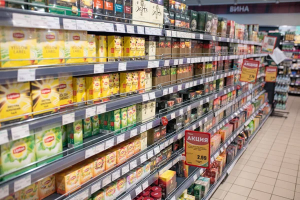Minsk, Belarus - 27 Eylül 2019: Çeşitli çayla süpermarket