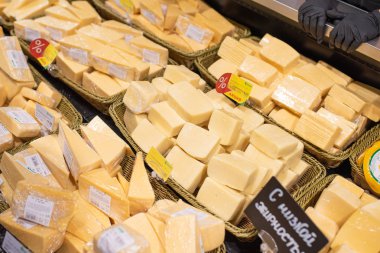 Minsk, Belarus - 27 Eylül 2019: Çeşitli peynirli süpermarket