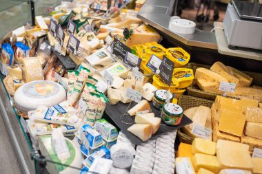 Minsk, Belarus - 27 Eylül 2019: Çeşitli peynirli süpermarket