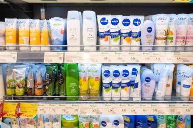 Minsk, Belarus - 27 Eylül 2019: Süpermarkette çeşitli el kremleri ile sayım.