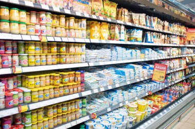 Minsk, Belarus - 27 Eylül 2019: Çeşitli mayonez, hardal ve ketçaplı süpermarket tezgahı