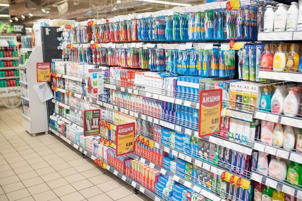Minsk, Bielorrusia - 27 de septiembre de 2019: Contador con varias pastas dentales y cepillos en un supermercado . —  Fotos de Stock