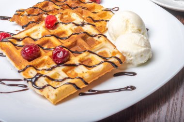 Dondurma, çikolata ve kirazlı Viyana waffleları. 
