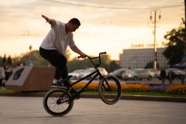 Adam Bmx 'e dublörlük yapıyor, arka tekerde duruyor..