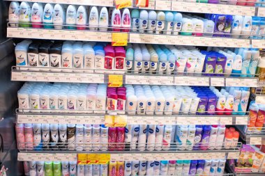 Minsk, Belarus - 27 Eylül 2019: Süpermarkette çeşitli kadın terleme önleyici maddeler.