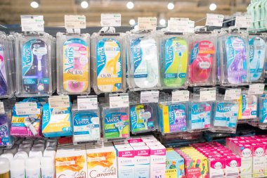 Minsk, Belarus - 27 Eylül 2019: Bir süpermarkette çeşitli kadın jiletleri ve makine aletleri ile sayım.