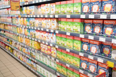 Minsk, Belarus - 27 Eylül 2019: Süpermarkette çeşitli mısır gevrekleriyle sayım.