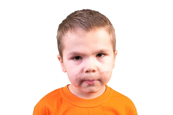 Ağzı kapalı bir çocuk. Beyaz bir arkaplanda izole edilmiş. — Stok fotoğraf