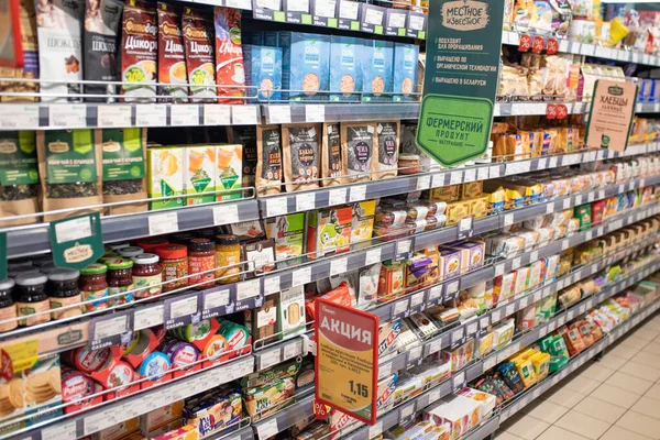 Minsk, Bielorrusia - 27 de septiembre de 2019: Contador con varios alimentos saludables en un supermercado . —  Fotos de Stock