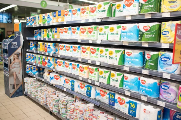 Minsk, Bielorrusia - 27 de septiembre de 2019: Contador con varios papeles higiénicos y servilletas en un supermercado . —  Fotos de Stock