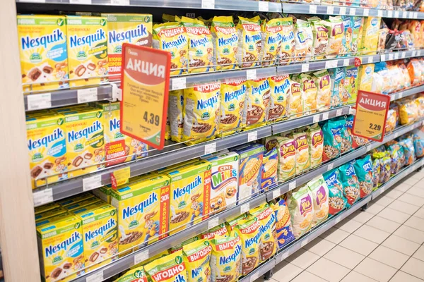 Minsk, Belarús - 27 de septiembre de 2019: Contador con varios cereales y cereales en el supermercado . —  Fotos de Stock