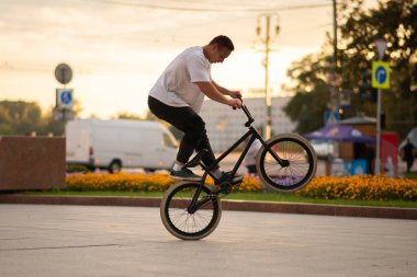 Adam Bmx 'e dublörlük yapıyor, arka tekerde duruyor..