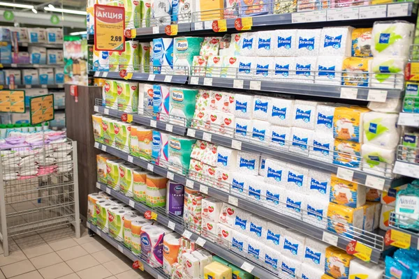 Minsk, Bielorrusia - 27 de septiembre de 2019: Contador con varios papeles higiénicos y servilletas en un supermercado . —  Fotos de Stock