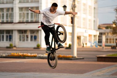 Bmx motorlu adam, zıplayarak ellerini serbest bıraktı..