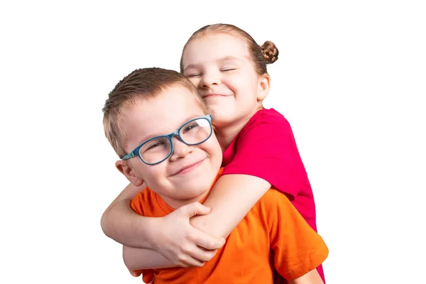 Bratr a sestra se objímají a usmívají. Izolováno na bílém pozadí. — Stock fotografie