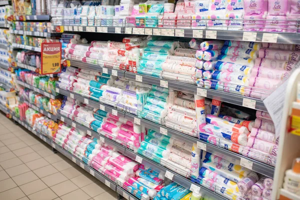 Minsk, Bielorrusia - 27 de septiembre de 2019: Un mostrador con varias almohadillas de algodón, palos higiénicos y otras cosas en un supermercado . —  Fotos de Stock