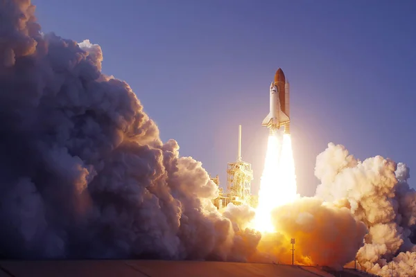 우주 왕 복선 발사. 화염 과 연기가 있는 곳이라. 푸른 하늘을 배경으로. 이 이미지의 요소들은 NASA 가 제공 했습니다.. — 스톡 사진